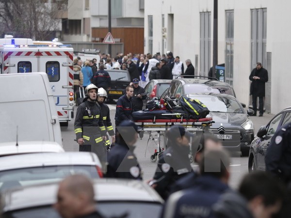 Cảnh sát và lực lượng cứu hộ tại hiện trường vụ xả súng ở Paris. (Nguồn: AFP/TTXVN)