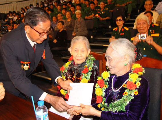  Ông Nguyễn Xuân Chiến, Chủ tịch Hội Hỗ trợ gia đình liệt sĩ tỉnh trao quà cho các Mẹ Việt Nam anh hùng.