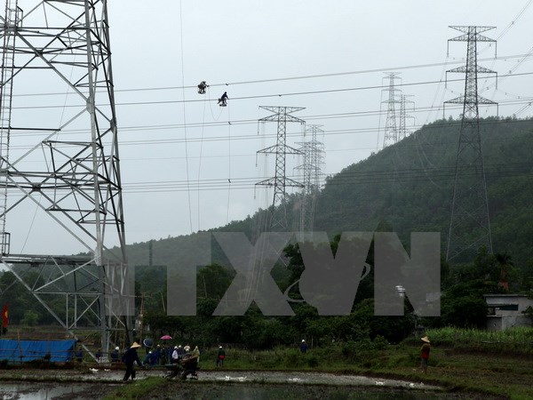 Kéo dây điện trên địa bàn huyện Hoành Bồ, tỉnh Quảng Ninh. (Ảnh: TTXVN)