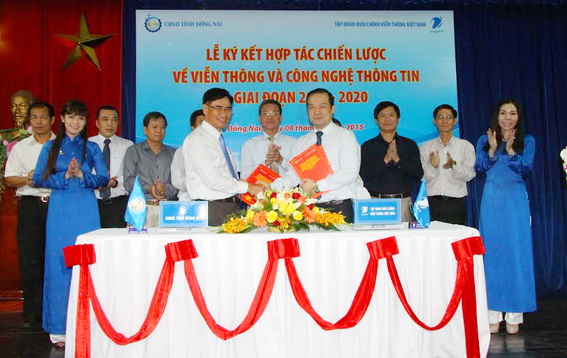 Chủ tịch UBND tỉnh Đinh Quốc Thái chứng kiến đại diện tỉnh Đồng Nai và Tập đoàn viễn thông VNPT ký kết.