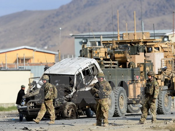Binh sỹ Mỹ tại hiện trường vụ đánh bom nhằm vào đoàn xe của NATO ở Kabul ngày 13/10/2014. (Nguồn: AFP-TTXVN)