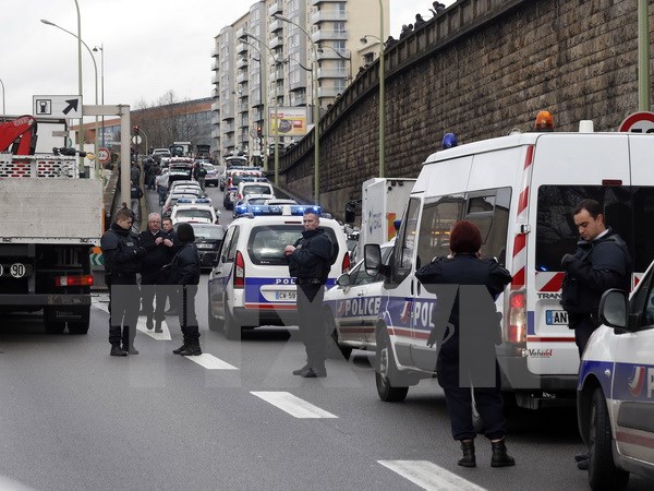Cảnh sát được triển khai tại khu vực xảy ra vụ xả súng,bắt cóc con tin ở Porte de Vincennes. (Nguồn: AFP/TTXVN)
