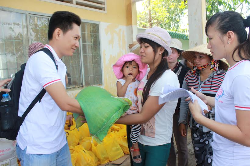 Tình nguyện viên tặng gạo cho các gia đình nghèo
