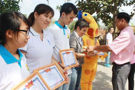 Lãnh đạo UBND xã Phú Bình ghi ơn nhóm từ thiện.