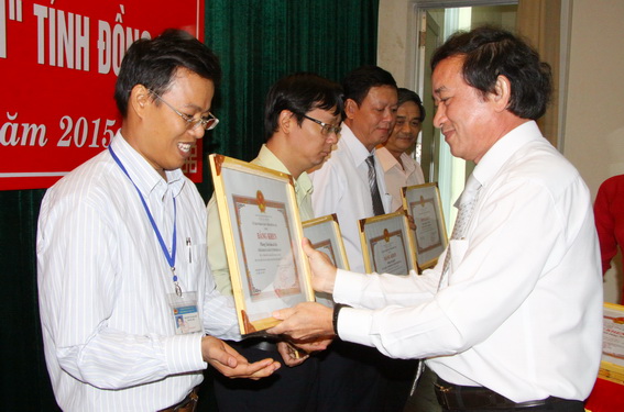 Phó chủ tịch UBND tỉnh Nguyễn Thành Trí trao Bằng khen của UBND tỉnh 