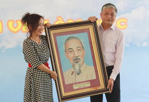 Thứ trưởng Doãn Mậu Diệp tặng ảnh chân dung Bác Hồ cho nhà trường