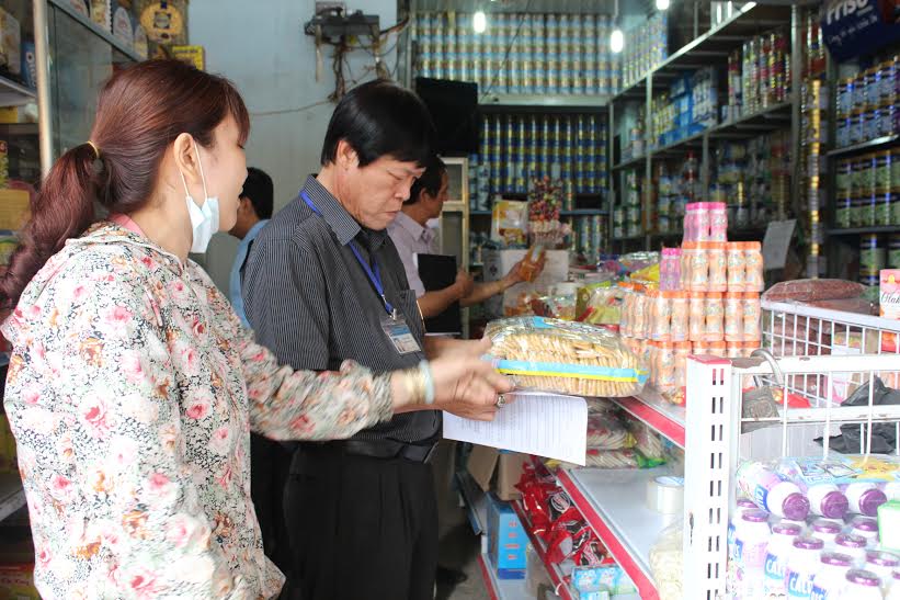 Đoàn kiểm tra một cửa hàng bán sữa và bánh kẹo ở xã Long Phước, huyện Long Thành.