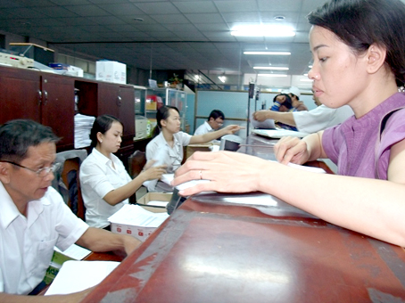 Người dân đến nộp thuế tại Chi cục Thuế Biên Hòa