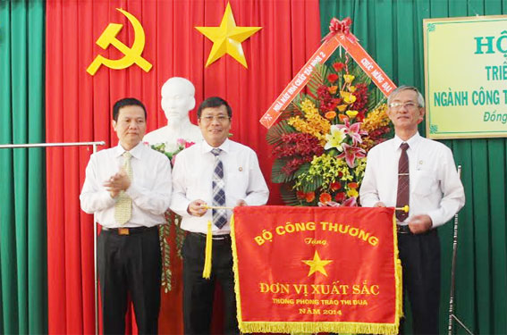  Ông Nguyễn Xuân Hạ, Cục trưởng Cục Công nghiệp địa phương (Bộ Công thương) trao cờ thi đua của Bộ cho Sở Công thương.
