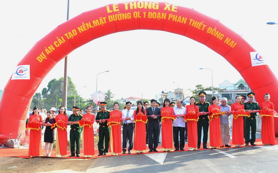 Lễ cắt băng khánh thành dự án cải tạo nền, mặt đường QL1 đoạn Phan Thiết - Đồng Nai (ảnh: K.Giới)