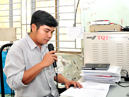 Anh Nguyễn Quốc Trung làm việc tại Đài Truyền thanh xã Lộc An.