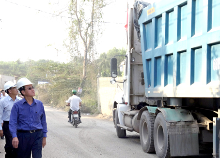 Chủ tịch UBND tỉnh Đinh Quốc Thái đi kiểm tra tình hình xe quá tải trên đường Tân Cang, TP.Biên Hòa vào chiều ngày 14-1-2015. Trong ảnh: Chủ tịch UBND tỉnh đang xem xét một xe tải đầu kéo “khủng”. Ảnh: T.TOÀN