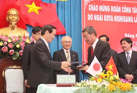 Chủ tịch UBND tỉnh Đinh Quốc Thái trao bản ký kết hợp tác với Bộ trưởng Nông lâm ngư nghiệp Nhật Bản Koya Nishikawa