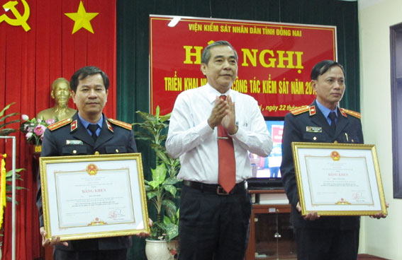 Đồng chí Trần Văn Tư trao bằng khen cho 2 cá nhân xuất sắc trong năm 2014
