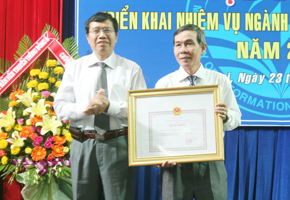 Đại diện Bộ Thông tin và truyền thông (bên trái) trao Bằng khen của Bộ Trưởng Bộ Thông tin và truyền thông cho lãnh đạo Sở Thông tin và truyền thông Đồng Nai.