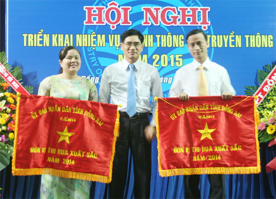  Phó chủ tịch UBND tỉnh Trần Văn Vĩnh trao cờ thi đua xuất sắc cho các đơn vị