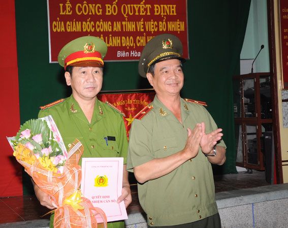 Thiếu Tướng Nguyễn Văn Khánh, Giám đốc Công an tỉnh trao quyết định bổ nhiệm Trung tá Lê Phước Đại  làm Phó công an TP. Biên Hòa