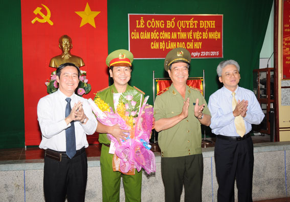 Giám đốc Công an tỉnh Nguyễn Văn Khánh cùng lãnh đạo TP. Biên Hòa tặng hoa chúc mừng Trung tá Lê Phước Đại 