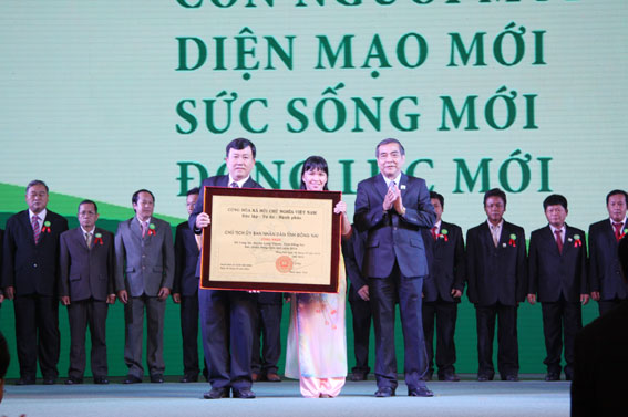 Phó bí thư Thường trực Tỉnh ủy, Chủ tịch HĐND tỉnh Trần Văn Tư trao công nhận nông thôn mới cho các xã (Ảnh: CôngNghĩa)