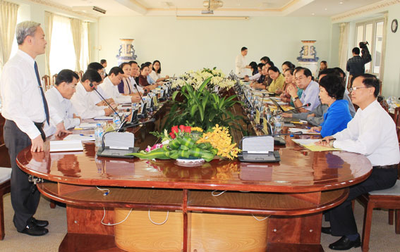 Phó chủ tịch UBND tỉnh Nguyễn Phú Cường (trái) làm việc cùng đoàn học viên lớp cao cấp lý luận chính trị Đảng Nhân dân cách mạng Lào tại Đồng Nai