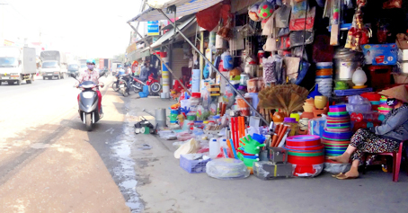 Người bán bày hàng chiếm lề đường trên đường Bùi Văn Hòa.