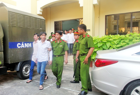 Các bị cáo bị dẫn giải ra xe về trại giam.