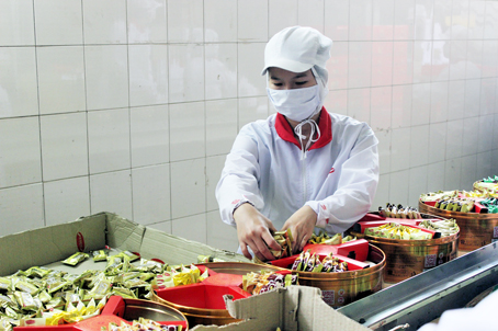 Sản xuất bánh kẹo tại Công ty cổ phần bánh kẹo Biên Hòa ở Khu công nghiệp Biên Hòa 1 (TP.Biên Hòa).