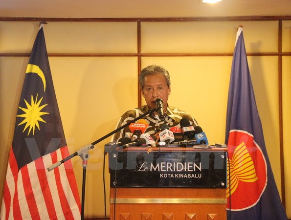 Ngoại trưởng Malaysia Anifah Aman tại buổi họp báo. 