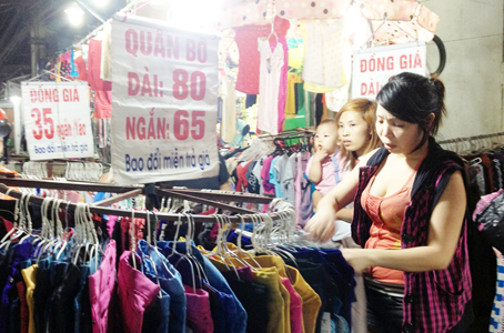 Công nhân chọn quần áo mới tại khu chợ công nhân thuộc KP.5, phường Long Bình (TP.Biên Hòa).