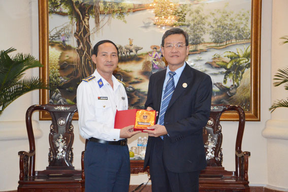 Chủ tịch UBND tỉnh Đinh Quốc Thái tiếp đoàn Cảnh sát biển 2