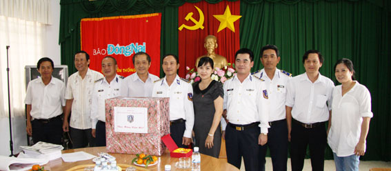 Lãnh đạo Báo Đồng Nai tiếp đoàn Cảnh sát biển 2.