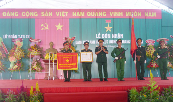 Thiếu tướng Nguyễn Đình Tâm gắn Danh hiệu Anh hùng LLVTND lên Quân kỳ Quyết Thắng của Lữ đoàn