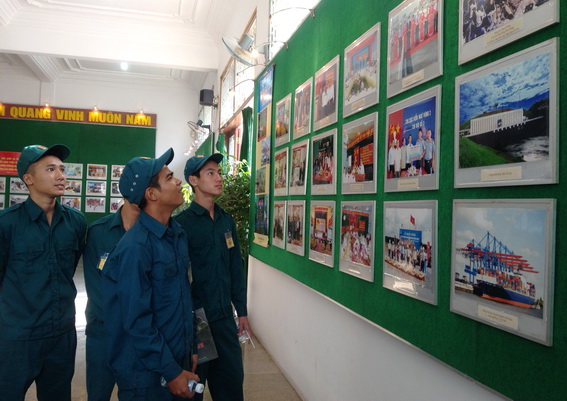 Các đại biểu xem triển lãm ành
