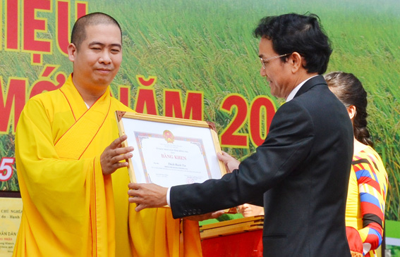 Phó chủ tịch UBND tỉnh Võ Văn Chánh trao Bằng khen của UBND tỉnh cho các tổ chức đã có những đóng góp tích cực trong việc xây dựng nông thôn mới của thị xã