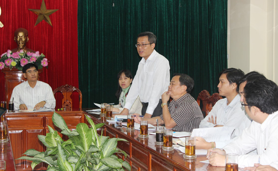 Phó chủ tịch UNBD tỉnh Trần Văn Vĩnh nghe UBND huyện Nhơn Trạch trình bày khó khăn, vướng mắc.