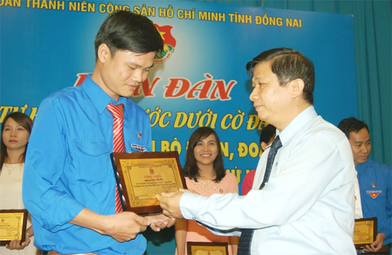 Tiến sĩ Đặng Mạnh Trung, Phó ban thường trực Ban Tuyên giáo Tỉnh ủy trao biểu trưng công nhận cho các đảng viên trẻ được tuyên dương  