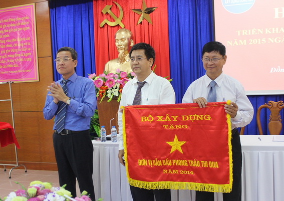 Chủ tịch UBND tỉnh Đinh Quốc Thái tặng cờ thi đua của Bộ Xây dựng cho Sở Xây dựng Đồng Nai