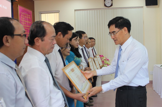 Phó chủ tịch UBND tỉnh Trần Văn Vĩnh trao bằng khen cho các đơn vị, cá nhân hoàn thành xuất sắc nhiệm vụ.