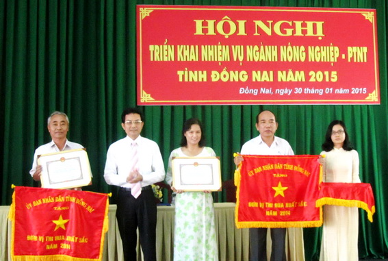 Phó chủ tịch UBND Võ Văn Chánh trao Cờ thi đua xuất sắc của tỉnh cho các tập thể đạt thành tích.