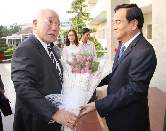 Bí thư Tỉnh ủy Trần Đình Thành đón ông IIJIMA ISAO, cố vấn đặc biệt của Thủ tướng Nhật Bản Abe Shinzo tới thăm và làm việc.