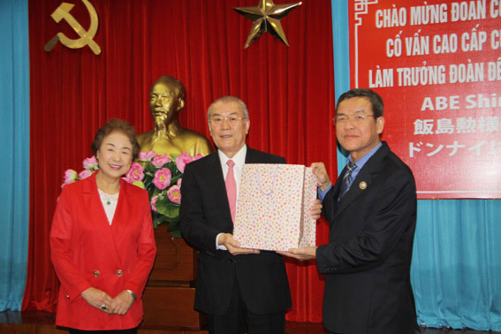 Chủ tịch UBDN tỉnh Đinh Quốc Thái tặng quà cho doanh nghiệp Nhật Bản.