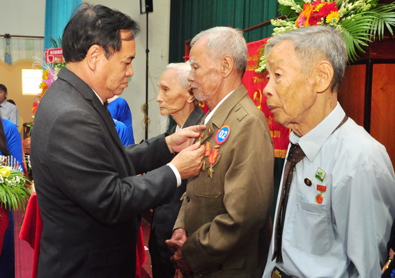3.	Đc Trần Đình Thành trao huy hiệu 50, 55 và 65 năm tuổi Đảng cho các Đảng viên cao tuổi
