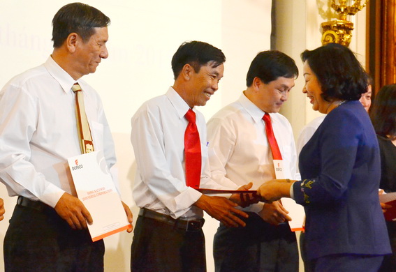 Chủ tịch Hội đồng thành viên, Tổng giám đốc Tổng công ty Dofico Nguyễn Thị Lệ Hồng trao quyết định chỉ tiêu thực hiện cho các đơn vị thành viên năm 2015