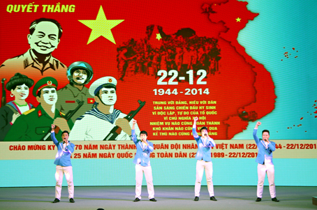 Tiết mục văn nghệ chào mừng tại lễ kỷ niệm 85 năm Ngày thành lập Đảng Cộng sản Việt Nam.