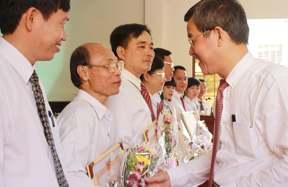 Chủ tịch UBND tỉnh Đinh Quốc Thái trao bằng khen cho đơn vị, cá nhân có thành tích xuất sắc