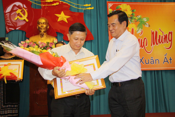 Bí thư Tỉnh ủy Trần Đình Thành trao bằng khen cho các ban đảng trực thuộc Tỉnh ủy hoàn thành xuất sắc nhiệm vụ năm 2014