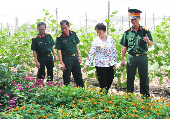 Phan Thị Mỹ Thanh đi thăm vườn rau tăng gia và vườn hoa Tết của Trung đoàn 31, Sư đoàn 309