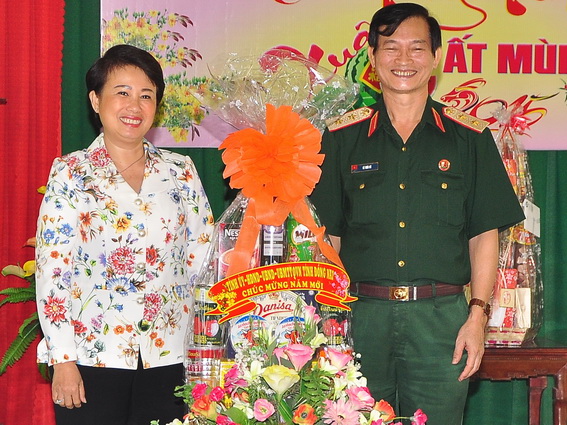 Đồng chí Phan Thị Mỹ Thanh tặng quà Tết cho Trường Đại học Nguyễn Huệ...(ảnh: Đăng Tùng)