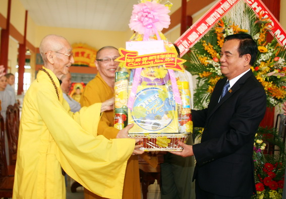 Đồng chí Trần Đình Thành, Ủy viên Trung ương Đảng, Bí thư Tỉnh ủy tặng quà tết cho Hòa thượng Thích Minh Chánh, Trưởng ban Ban Trị sự Giáo hội Phật giáo tỉnh