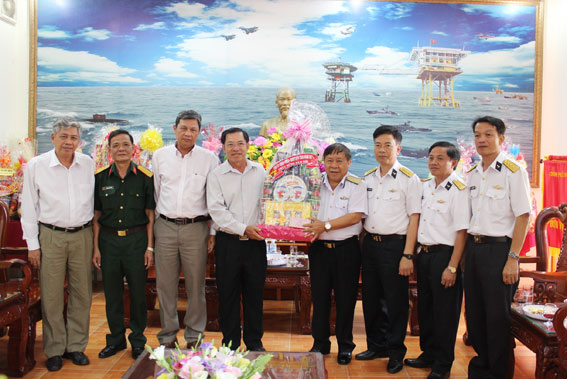 Đồng chí Trần Minh Thấu tặng quà tết cho đơn vị Vùng 2, Hải quân.